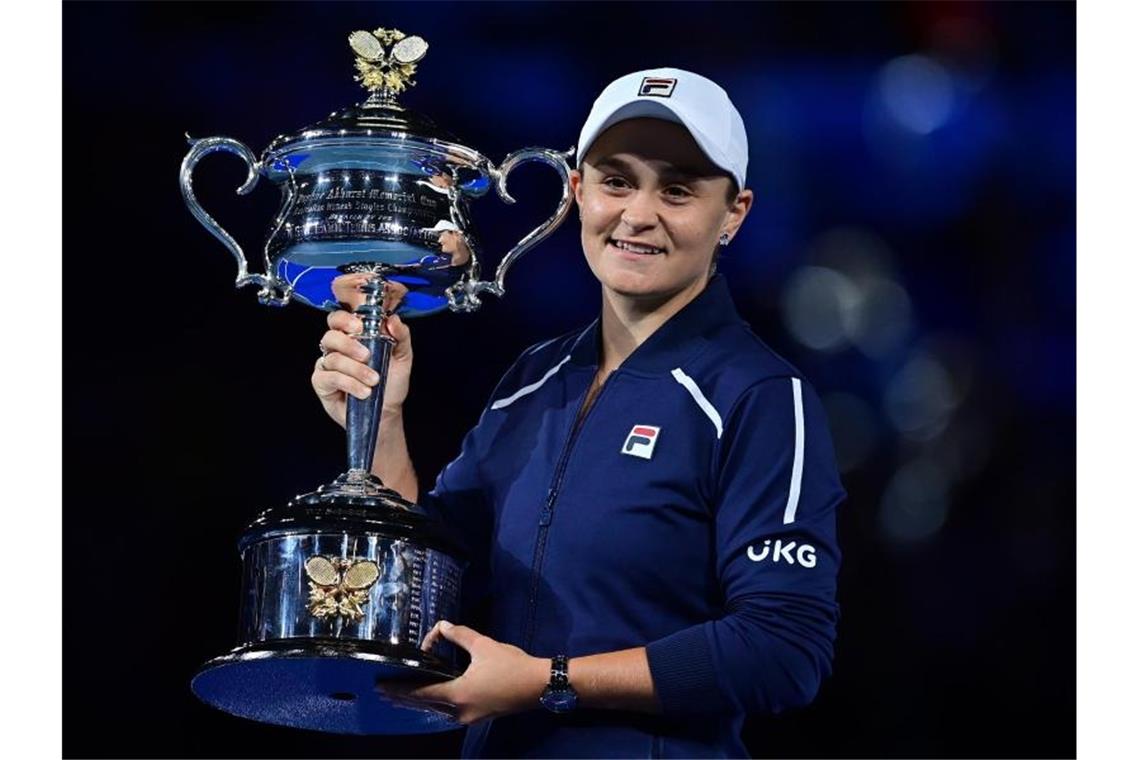 „Barty-Party“: Australien feiert Barty für Titel Ashleigh Barty hält den Siegerpokal. Sie ist die erste heimische Australian-Open-Siegerin seit 1978. Foto: Joel Carrett/AAP/dpa