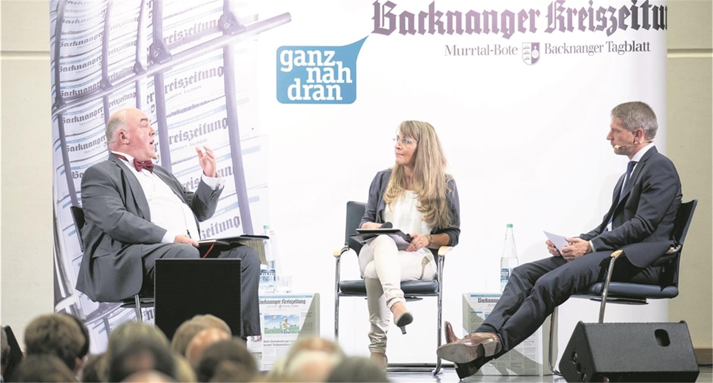 Lebhafte Diskussion auf dem BKZ-Wahlpodium ASPACH (inf). Mehrere hundert Besucher sind gestern Abend zum BKZ-Wahlpodium in der Hardtwaldhalle in Kleinaspach gekommen, um zwei der Kandidaten zur Bürgermeisterwahl in Aspach näher kennenzulernen. Sabine Welte-Hauff, 53-jährige Bauamtsleiterin der Gemeinde, und Wolfgang Schopf, 61-jähriger Pensionär und Sprecher der SPD-Gemeinderatsfraktion, stellten sich den Fragen von Redaktionsleiter Kornelius Fritz (rechts). Die weiteren Bewerber Fridi Müller und Udo Wruck hatten abgesagt. Diskutiert wurden die Themenkomplexe Ortsentwicklung/Verkehr, Wohnen/Infrastruktur, Sonnenhof und Bürgerbeteiligung/Bürgerservice. So ging es etwa um die Frage, was die Kandidaten als Rathauschefs tun würden, um dem Mangel an bezahlbarem Wohnraum beizukommen. Auch das Schicksal der örtlichen Schulen und die Stärkung der Feuerwehr waren Themen. In der lebhaften und auch unterhaltsamen Diskussion zeigten sich nicht nur Unterschiede, sondern bisweilen auch Gemeinsamkeiten. Auch zahlreiche Bürger kamen mit ihren Anliegen zu Wort, wobei es um ökologisches Bauen ebenso ging wie um die Radwege. Impressionen von der Veranstaltung gibt es ab heute Mittag im Video auf www.bkz-online.de und auf der Facebook-Seite der Backnanger Kreiszeitung. Ausführliche Berichterstattung folgt. Foto: A. Becher