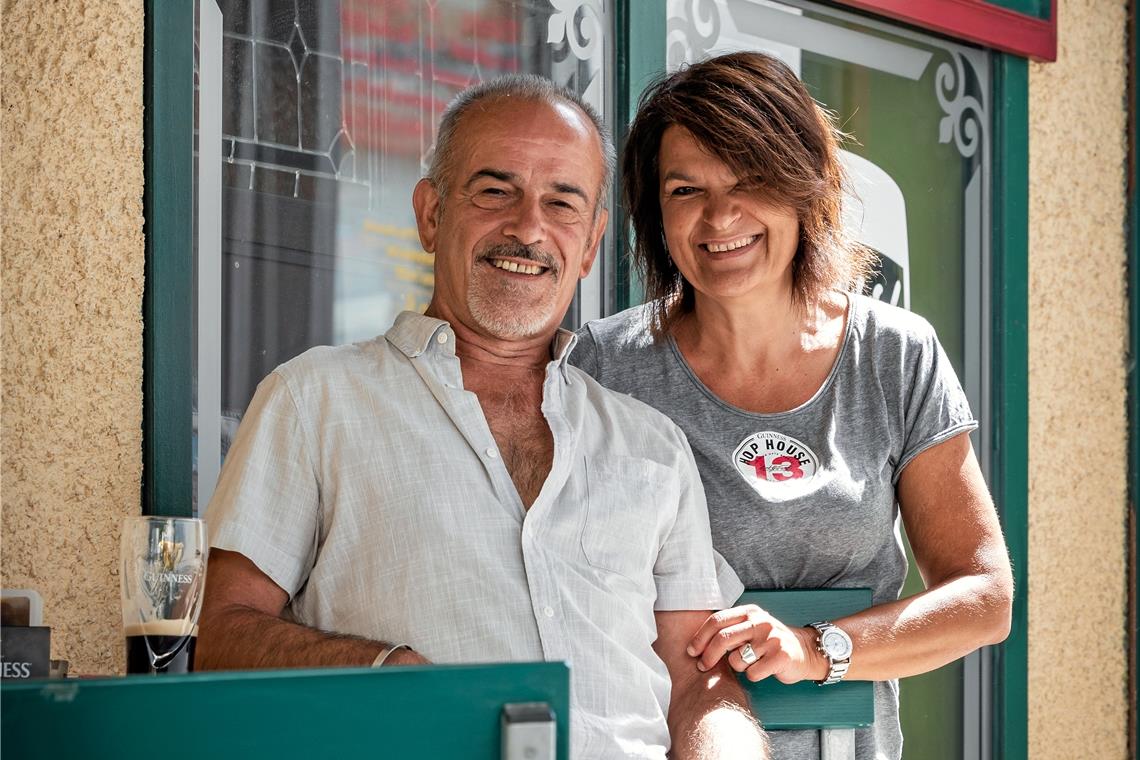 Irischer Traum eines schwäbischen Griechen Athanasios „Thanasi“ Siasiakis und seine Frau Claudia betreiben das An Sibin Irish Pub. Seit 25 Jahren ist dieses eine Institution des Nachtlebens in Backnang.Foto: Alexander Becher