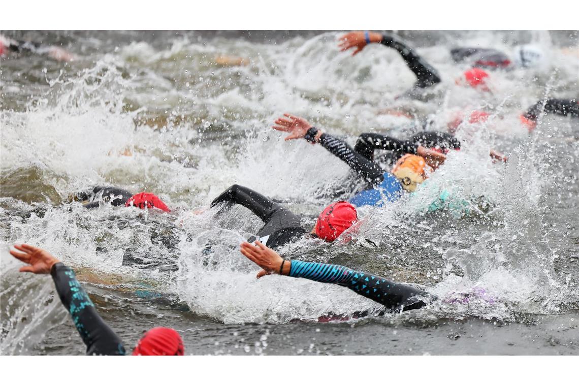 Athleten starten zur Schwimmetappe des Triathlon, Challenge Roth