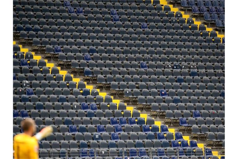 Auch am 4. Spieltag der Bundesliga lässt die Coronavirus-Pandemie kaum Zuschauer in den Stadien zu. Foto: Alexander Hassenstein/getty/Pool/dpa