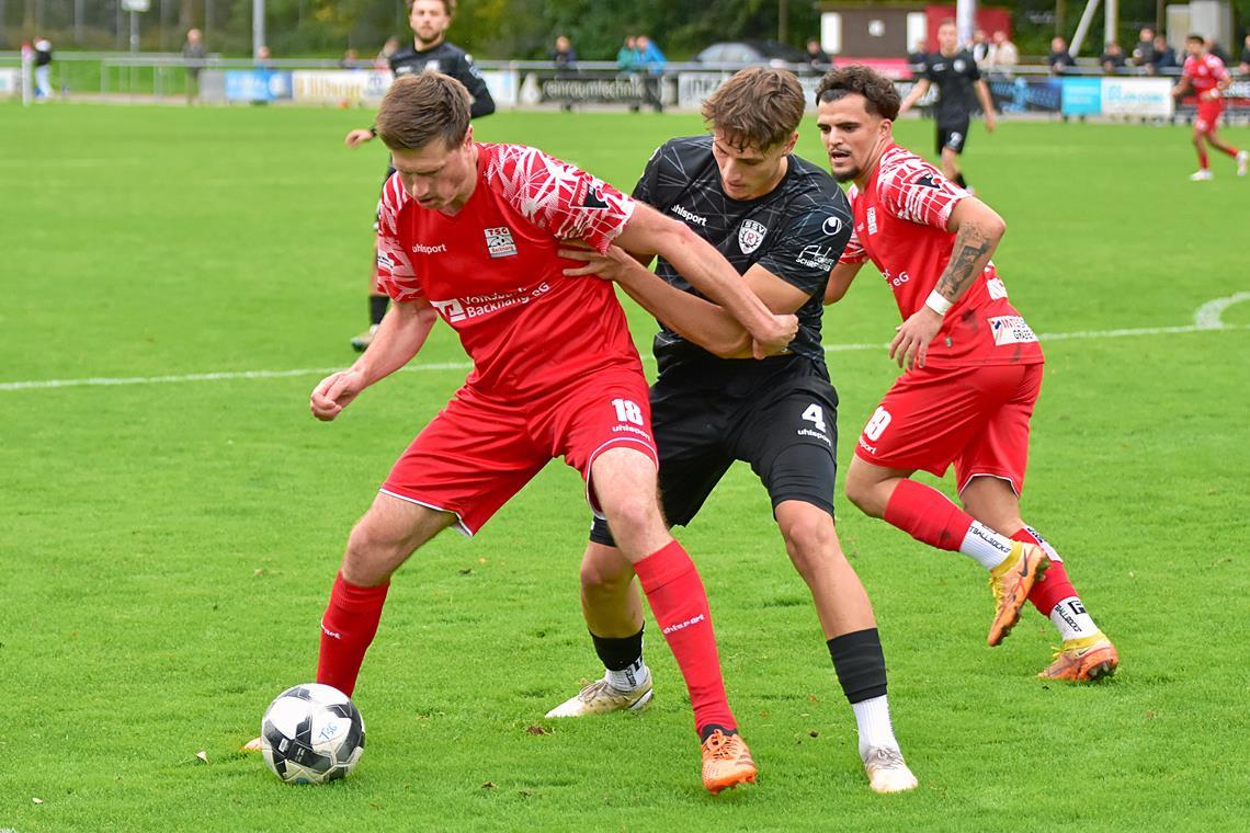 Auch am Ende ein Duell ohne Sieger: Thomas Doser (links) und die TSG gegen Sladan Puseljic und den SSV Reutlingen. Foto: Tobias Sellmaier