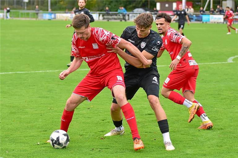 Auch am Ende ein Duell ohne Sieger: Thomas Doser (links) und die TSG gegen Sladan Puseljic und den SSV Reutlingen. Foto: Tobias Sellmaier