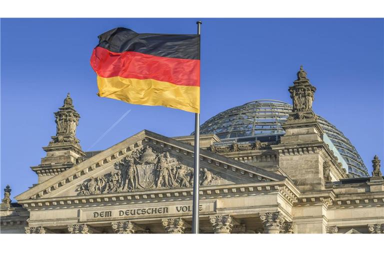 Auch am Reichstag in Berlin wird heute die Flagge gehisst.