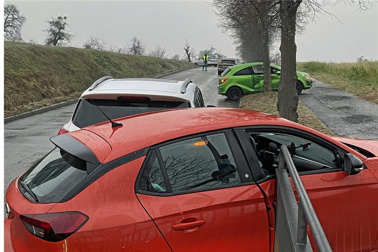 Auch an der Kitzbüheler Straße, Einmündung zur B14 hat es mehrfach gekracht. Foto: Karl Kutasi