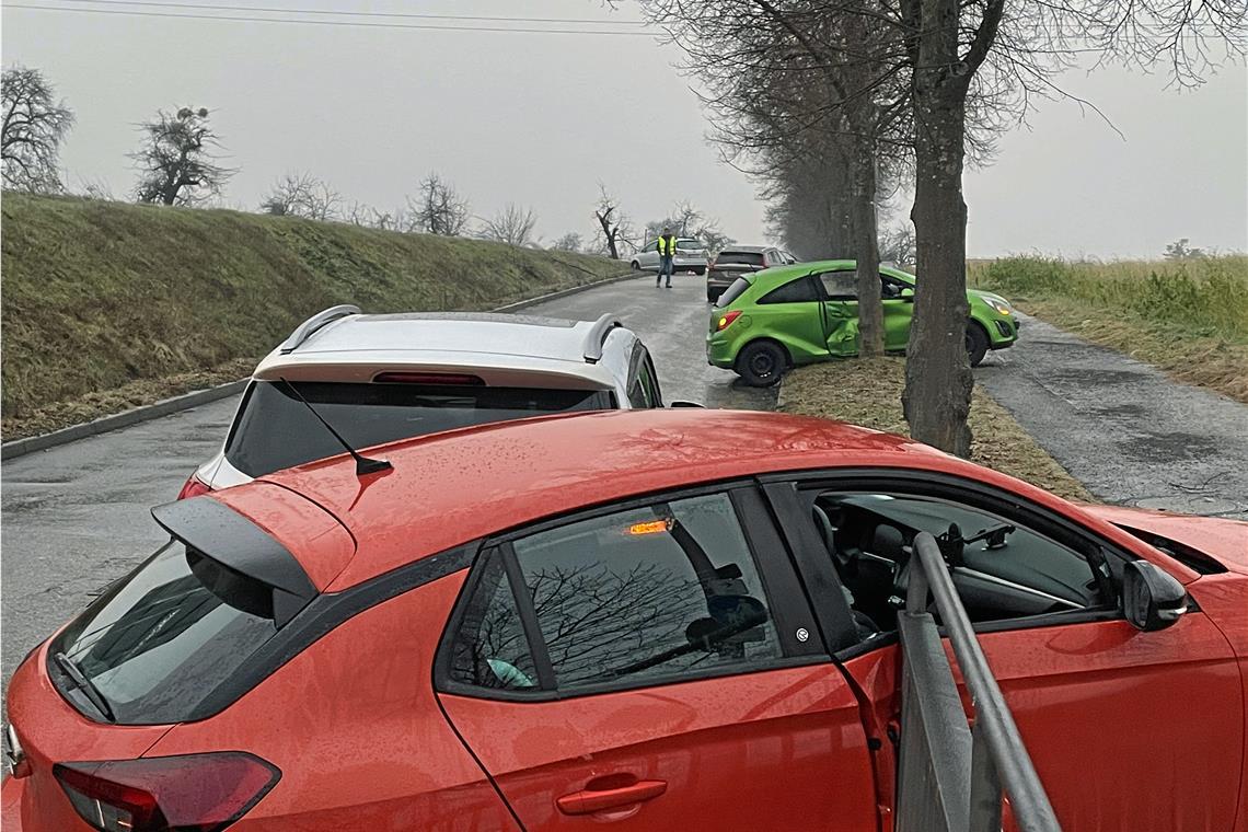 Auch an der Kitzbüheler Straße, Einmündung zur B14 hat es mehrfach gekracht. Foto: Karl Kutasi