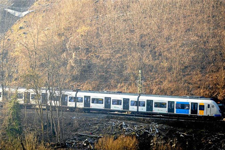 Auch auf dem Abschnitt zwischen den Bahnhöfen Burgstall und Kirchberg an der Murr ist beim Starkregen im vergangenen Sommer ein Hang abgerutscht. Die Deutsche Bahn hat an dieser Stelle mittlerweile Sicherungszäune angelegt. Foto: Alexander Becher