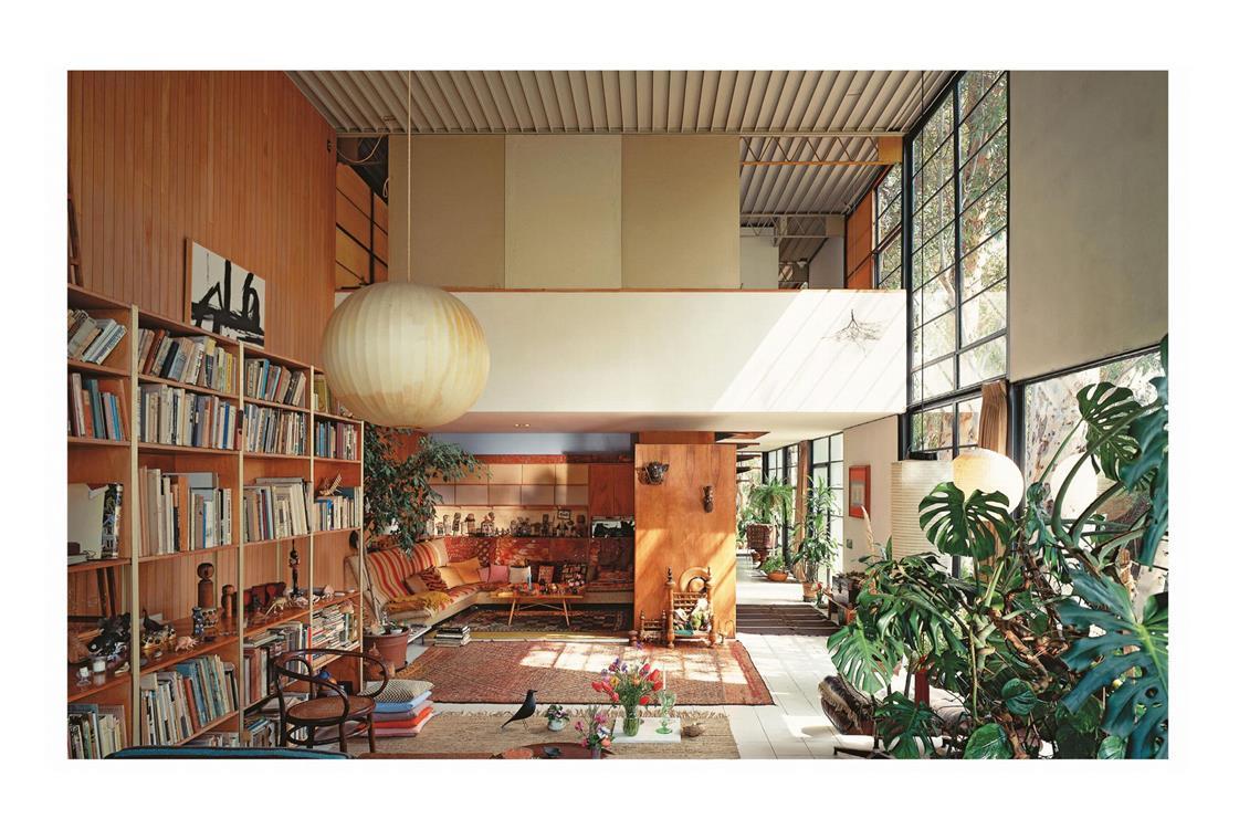 Auch auf Doppelseiten finden sich Einblicke in die Bauten, hier das „Case Study House“ vom Ehepaar Eames.