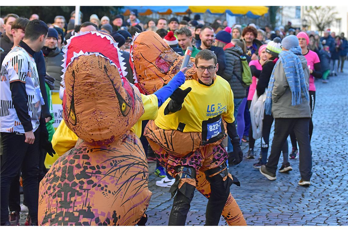 Auch bei den Dinos klappte der Stabwechsel. Silvesterlauf 2024 in Backnang. SP