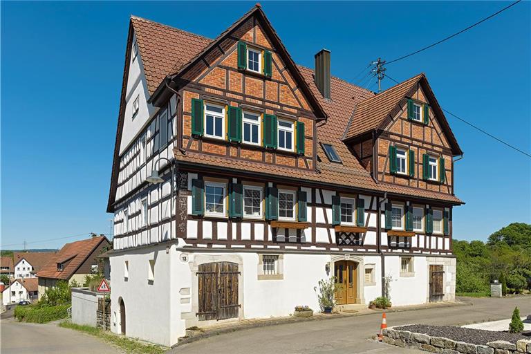 Auch bei diesem Wohnstallhaus von 1789 in Mittelschöntal handelt es sich um ein Denkmal. Das Gebäude mit zwei Zwerchhäusern wurde laut der geschnitzten Inschrift vom Zimmermann David Krauter für Andreas und Barbara Baumann errichtet. Foto: Bernhard J. Lattner