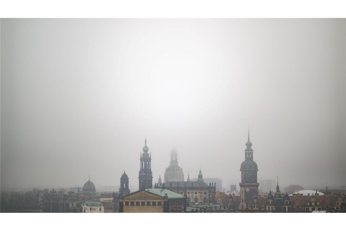 Auch bei Nieselregen schön: die Dresdener Altstadt mit der Kuppel der Kunstakedmie (l-r), dem Ständehaus, der Hofkirche, der Frauenkirche, der Semperoper und dem Hausmannsturm. Wann sich die Sonne wohl blicken lässt?