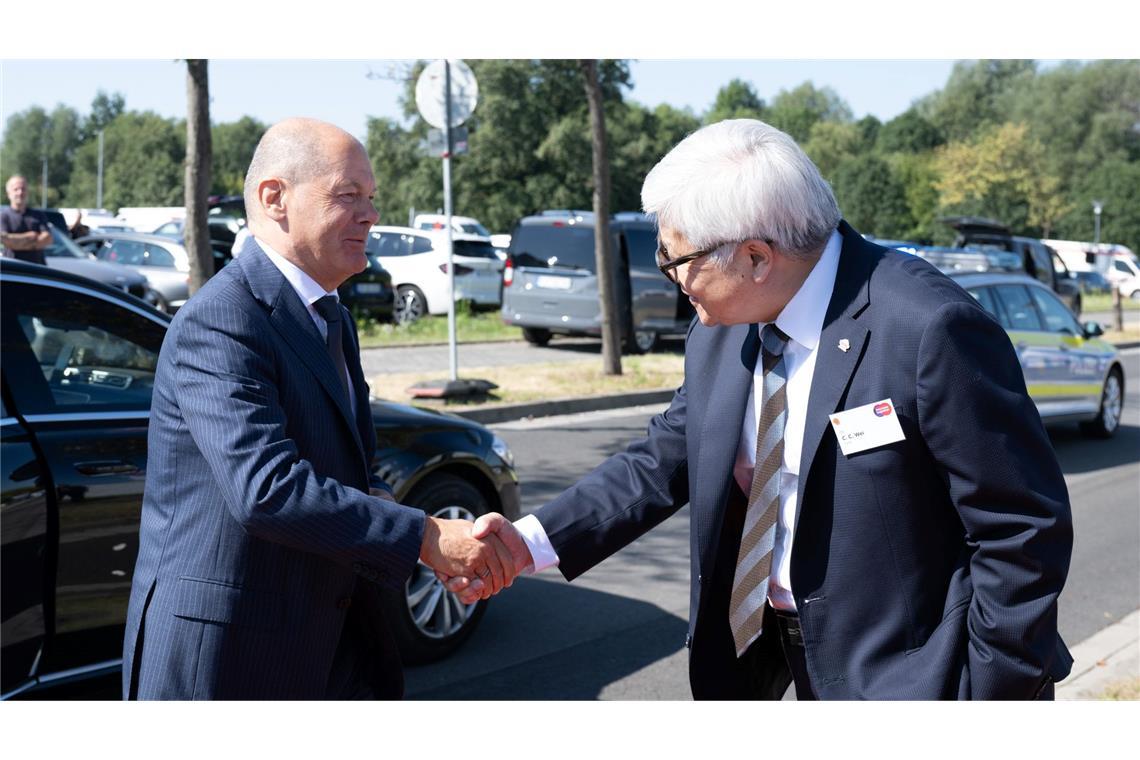 Auch Bundeskanzler Olaf Scholz ist bei dem Spatenstich auf dem Gelände der künftigen Chipfabrik zu Gast.