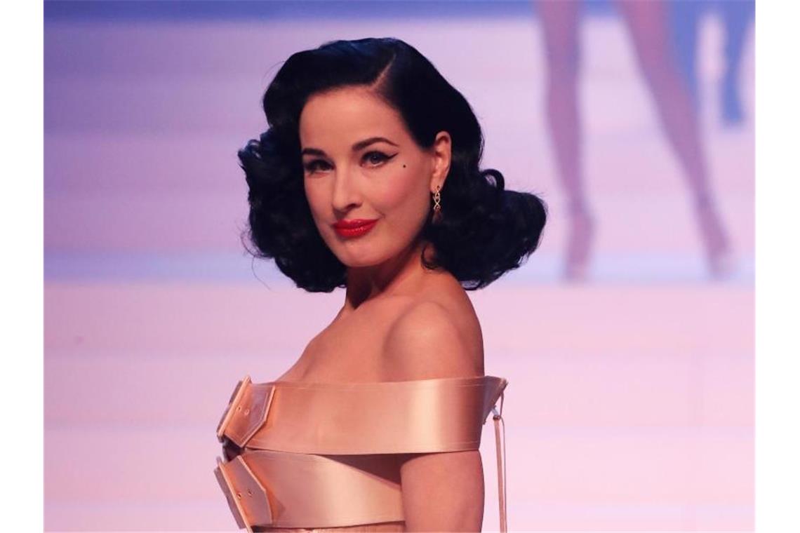 Jean Paul Gaultiers spektakulärer Abschied vom Laufsteg Auch Burlesque-Tänzerin Dita von Teese war Teil der Show. Foto: Francois Mori/AP/dpa