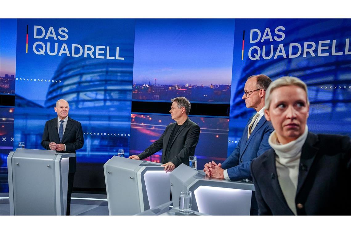 Auch „Das Quadrell“ am 16. Februar bei RTL, in dem sich Merz und Scholz erneut gegenüberstanden, außerdem Habeck und Weidel mitmischten, ließ die Umfragebarometer im Nachgang nicht zugunsten der einen oder anderen Partei ausschlagen. Zum Ärger vieler AfD-Anhänger verweigerte Moderator Günther Jauch Alice Weidel (vorne) im Nachgang der Sendung offenbar den Handschlag und hustete sich stattdessen in die Hand – zumindest sieht das in dem vor allem auf X verbreiteten Videoschnipsel so aus.