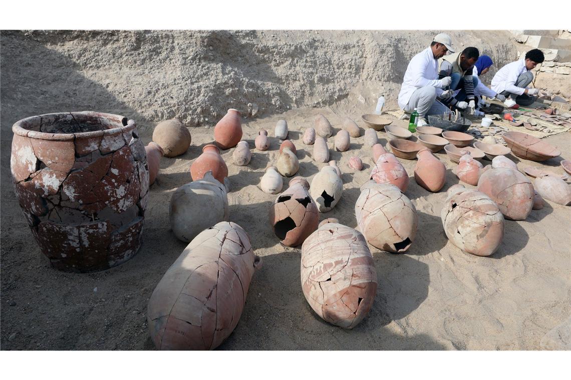 Auch das sind Wissenschaftler: Ägyptische Archäologen restaurieren Funde in Luxor. (Archivbild)