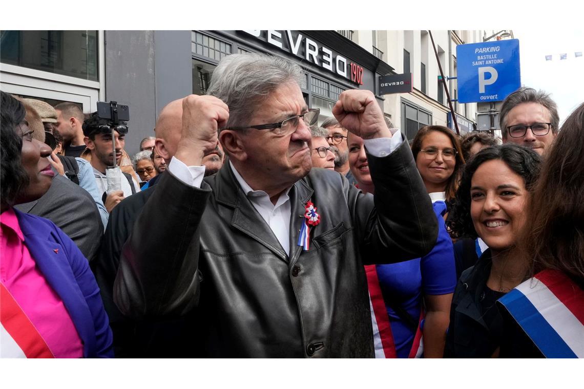 Auch der Anführer der Linkspartei, Jean-Luc Melenchon (M), nimmt an der Demonstration in Paris teil.