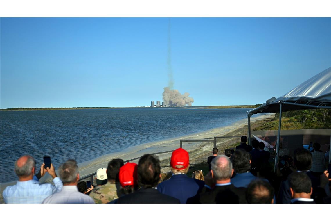 Auch der designierte US-Präsident Donald Trump beobachtet den Start des sechsten Testflugs der SpaceX Starship-Rakete in Brownsville, Texas.