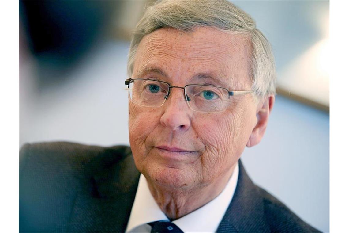 Bosbach: Wurde auch von Schutzmasken-Anbietern kontaktiert Auch der frühere CDU-Bundestagsabgeordnete Wolfgang Bosbach (68) ist nach eigenen Angaben von zahlreichen Anbietern von Corona-Schutzmasken kontaktiert und um Vermittlung gebeten worden. Foto: Oliver Berg/dpa