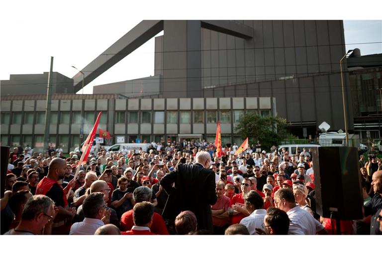 Auch der frühere IG Metall-Chef Detlef Wetzel ist am Donnerstag als Aufsichtsrat bei Thyssenkrupp Steel zurückgetreten. Nach der Sitzung sprach er zu Beschäftigten.