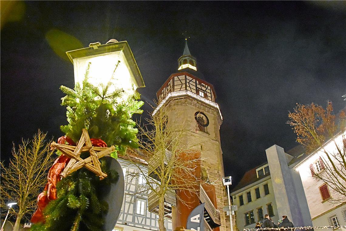 Auch der geschmückte Stadtturm trägt zur Verbreitung weihnachtlichen Flairs bei....