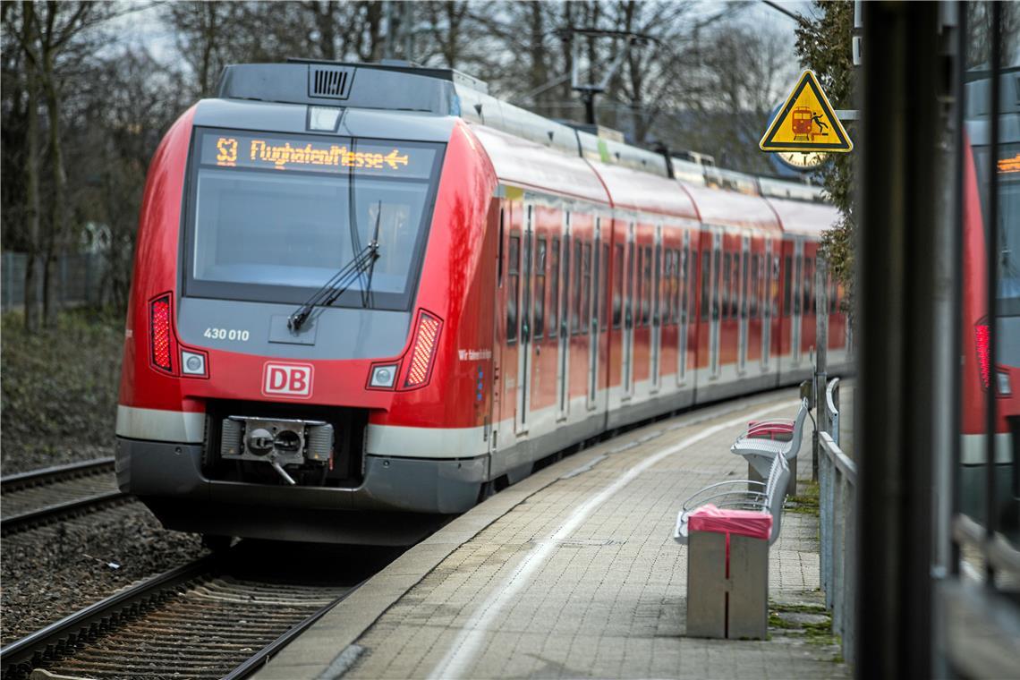 Auch der S-Bahn-Verkehr kam temporär zum Erliegen. Symbolbild: Alexander Becher