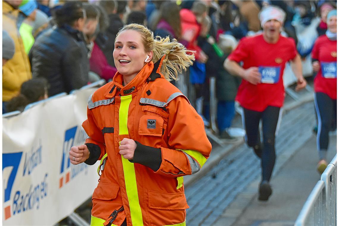 Auch die Feuerwehrfrau ist am Ziel. Silvesterlauf 2024 in Backnang. SP