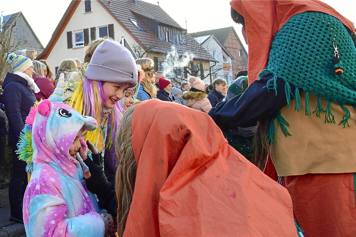 Auch die kleinen Gäste bekommen Schminke ins Gesicht. Faschingsverein Burgstette...