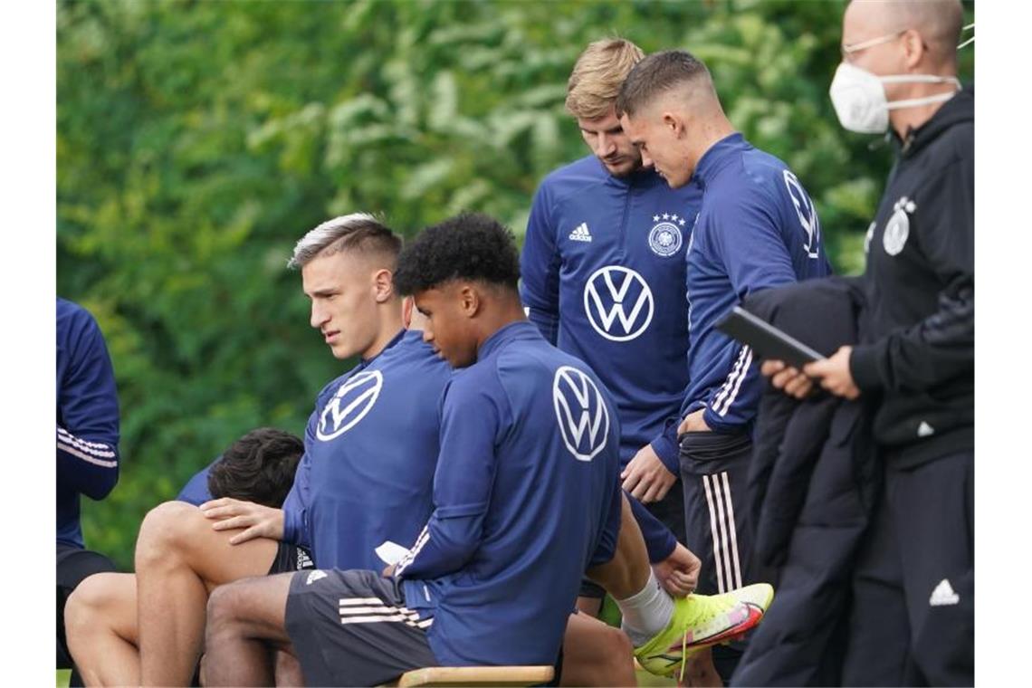Flicks Youngster zeigen Zukunft der Nationalelf auf Auch die Youngster Nico Schlotterbeck (l), Karim Adeyemi (2.v.l) und Florian Wirtz (r) stehen im DFB-Aufgebot. Foto: Marcus Brandt/dpa