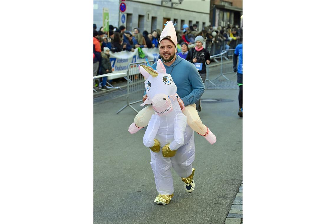 Auch ein Fabelwesen war am Start. Silvesterlauf 2024 in Backnang. SP