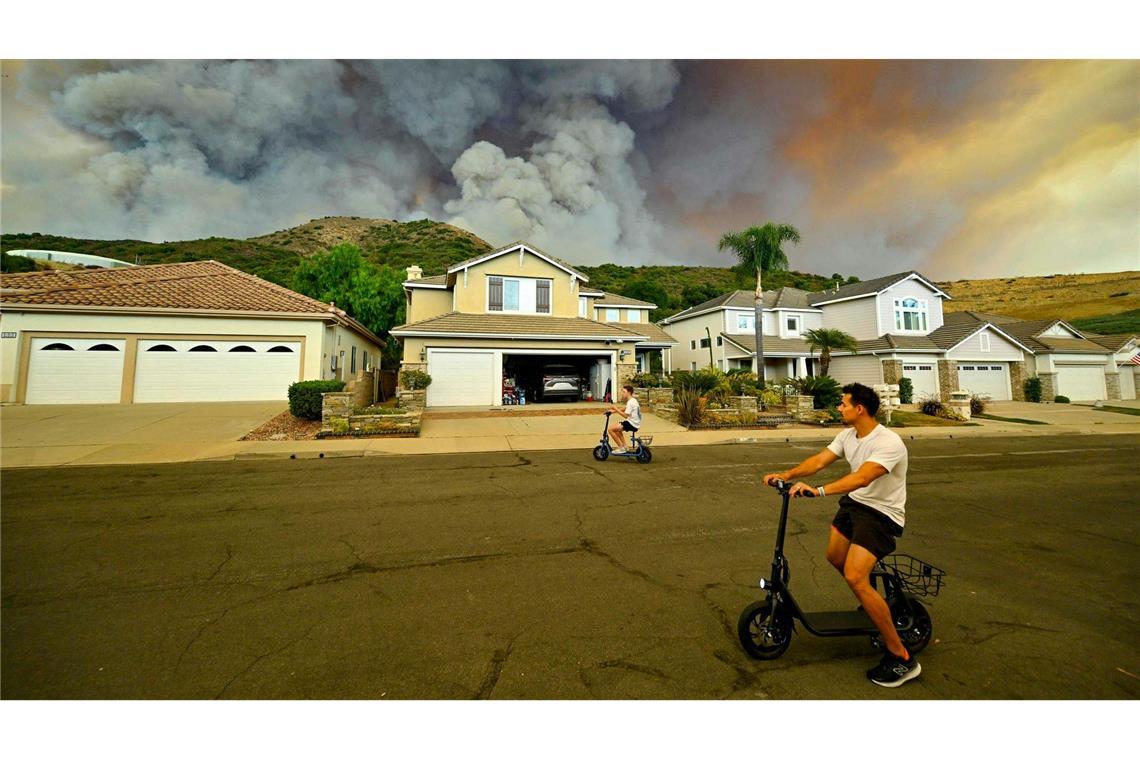 Auch ein Flugplatz südlich von Los Angeles wird durch die Flammen bedroht.