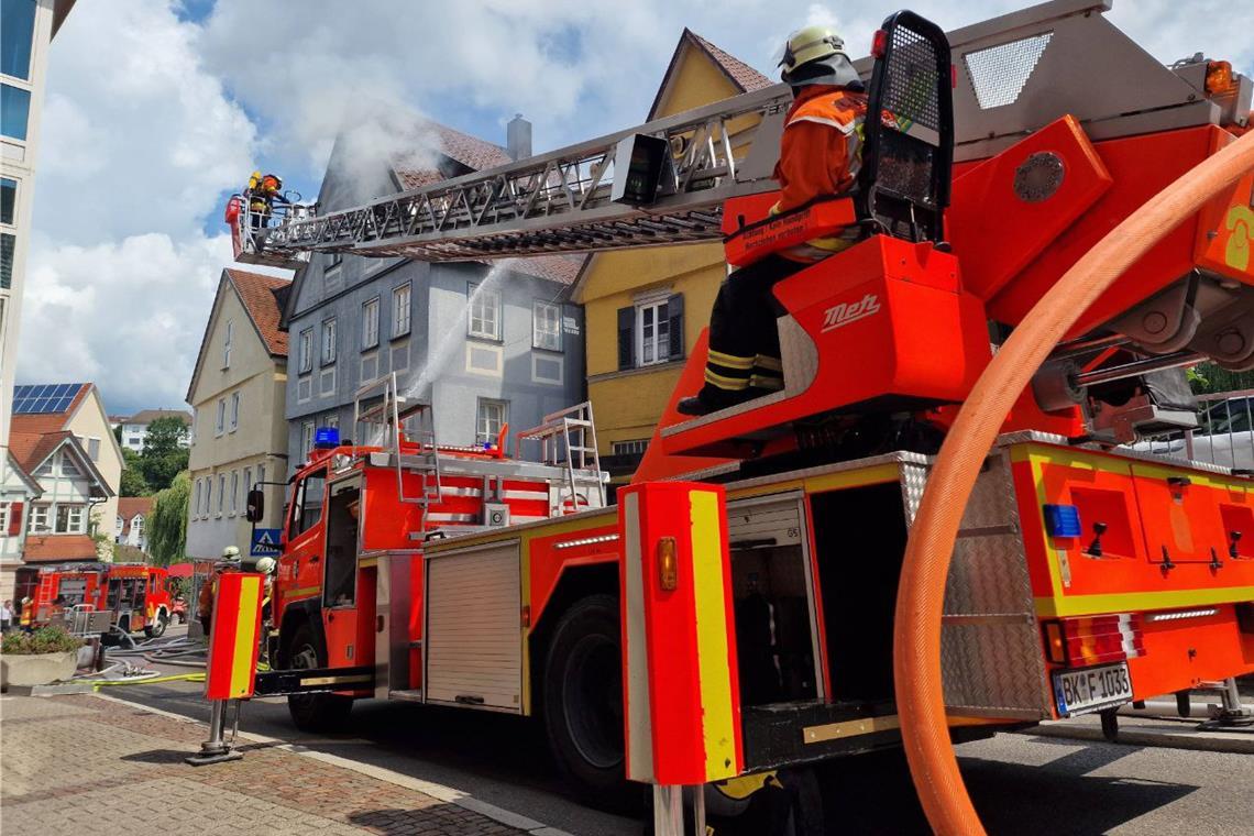 Auch eine Drehleiter war im Einsatz. Foto: 7aktuell.de | Kevin Lermer