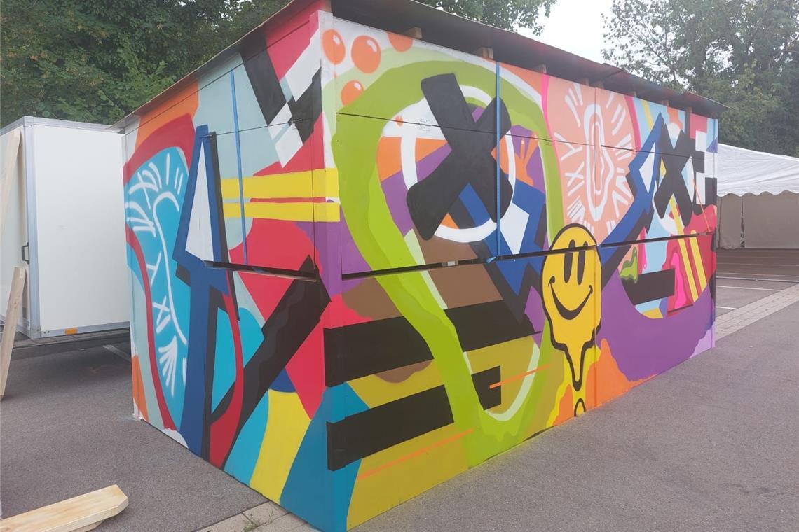 Auch einen Stand auf dem Backnanger Straßenfest haben die Graffitimaler bunt gestaltet. 