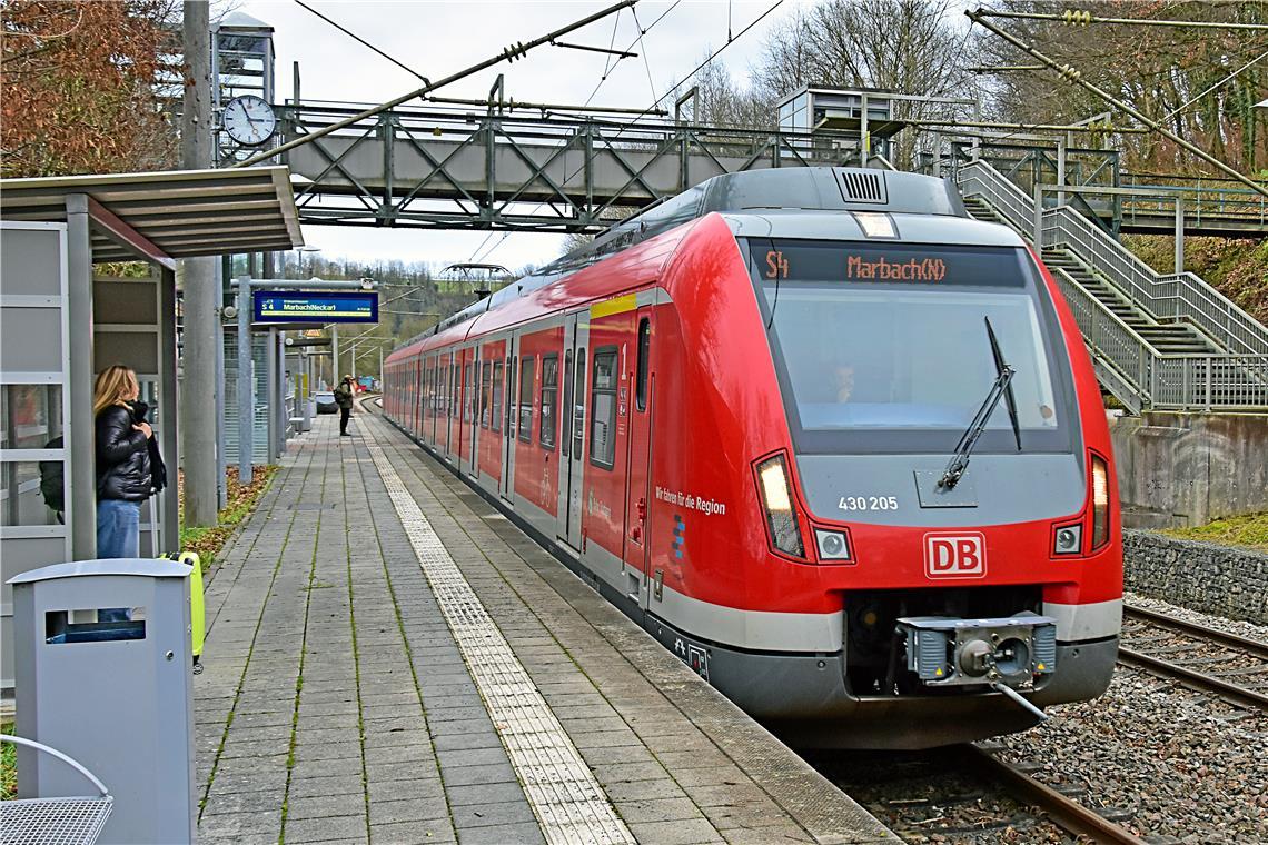 Auch Fahrgäste am Kirchberger Bahnhof, wo die Schäden massiv waren, konnten die S4 erstmals wieder nutzen. Foto: Tobias Sellmaier