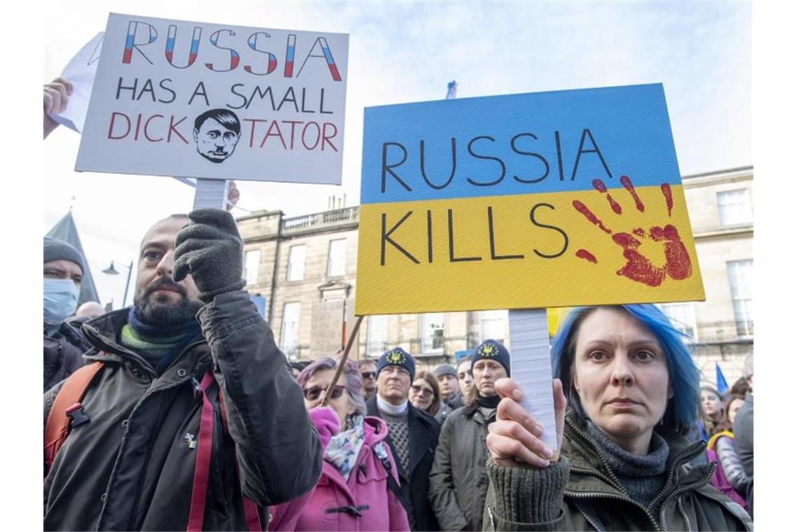 Auch im schottischen Edinburgh wird gegen die russische Invasion in die Ukraine protestiert. Foto: Lesley Martin/PA Wire/dpa