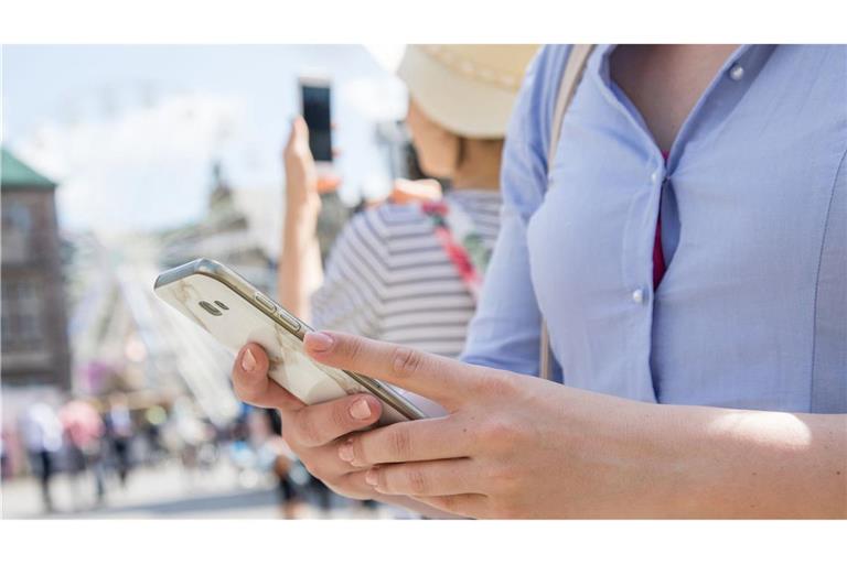 Auch im Urlaub wollen viele nicht aufs Handy verzichten. Doch das kann unter Umständen teuer werden.