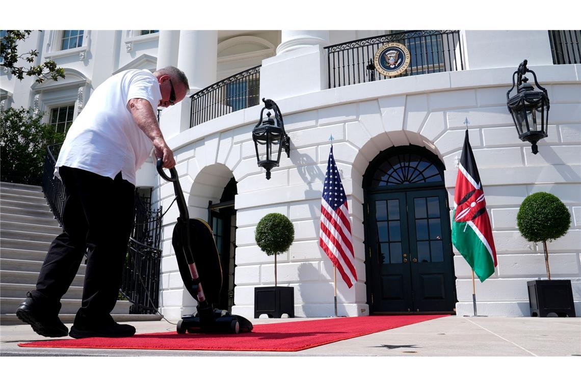 Auch im Weißen Haus muss mal gestaubsaugt werden: Vor dem Besuch des kenianischen Präsidenten in Washington wird der rote Teppich hergerichtet.
