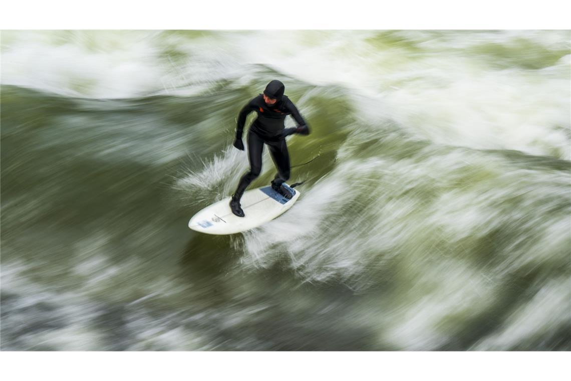 Auch im Winter ist das Surfen auf dem Eisbach in München beliebt.