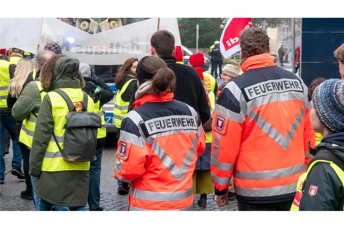 Auch in den kommenden Wochen müssen sich die Schleswig-Holsteinerinnen und Schleswig-Holsteiner auf Warnstreiks einstellen (Archivbild)