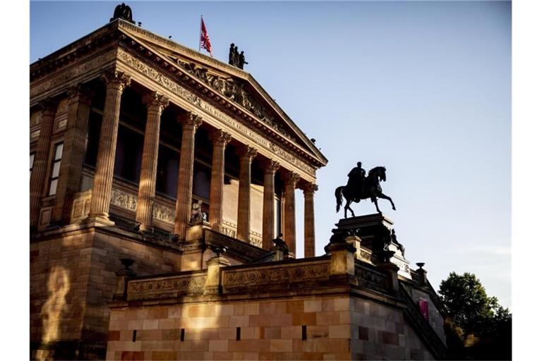 Auch in der Alten Nationalgalerie sind Objekte mit einer Flüssigkeit beschädigt worden. Foto: Christoph Soeder/dpa