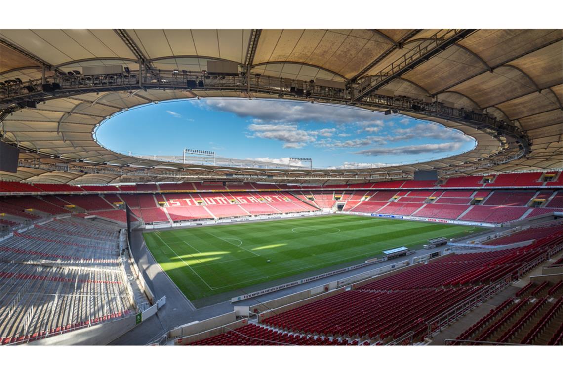 Auch in der MHP Arena erscheint das Fußballfeld gestreift (Foto von 2016, damals noch Mercedes-Benz-Arena)