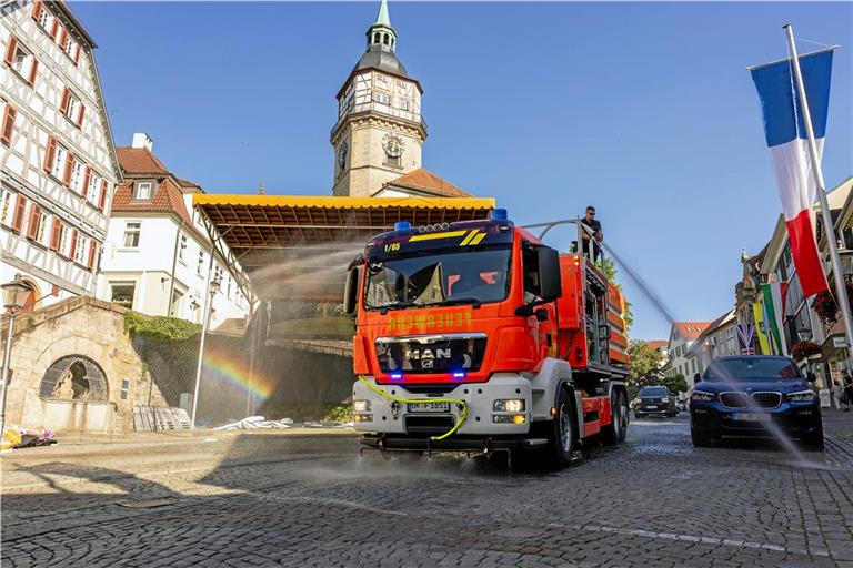Auch in diesem Jahr säubert die Feuerwehr am Dienstag die Backnanger Innenstadt. Foto: Alexander Becher