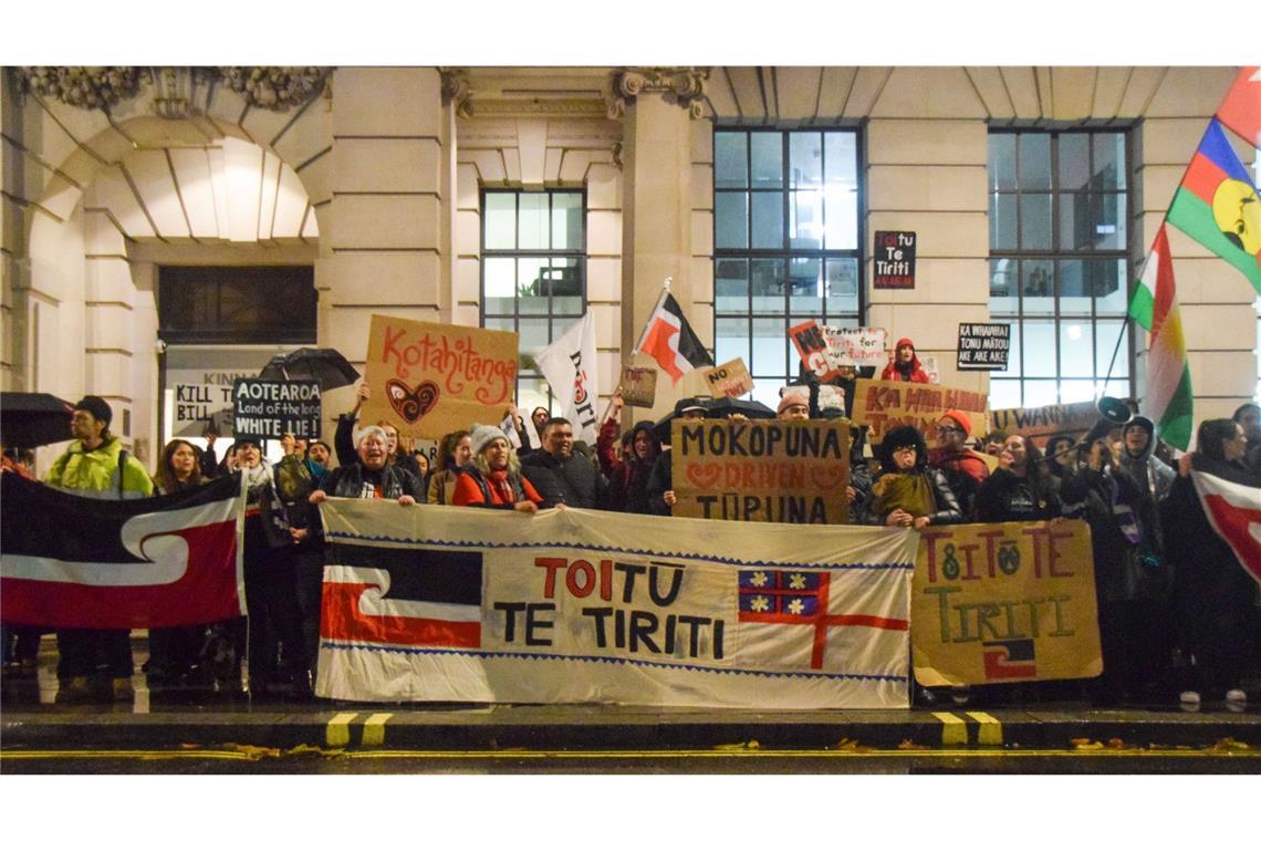 Auch in Großbritannien, einer ehemaligen Kolonialmacht Neuseelands, protestierte zahlreiche Menschen am Montag gegen das neue Gesetz und unterstützten damit die Maori in Neuseeland.