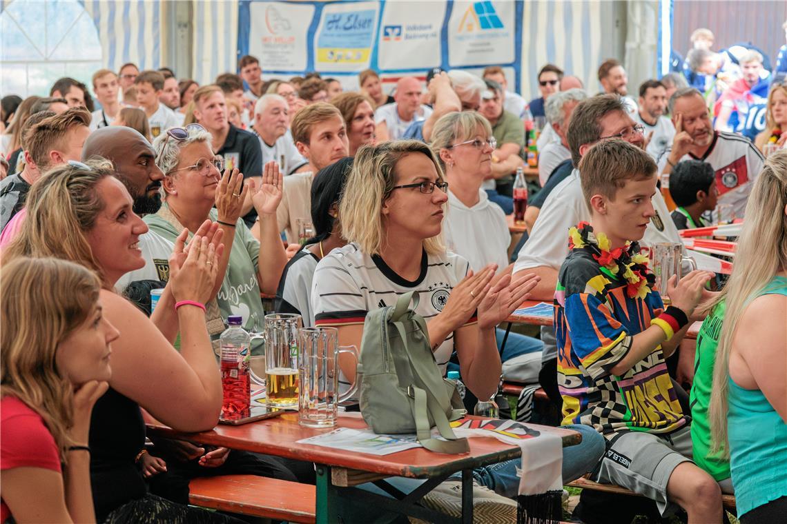 Auch in Murrhardt verfolgen die Fans das Spiel der Nationalmannschaft. 