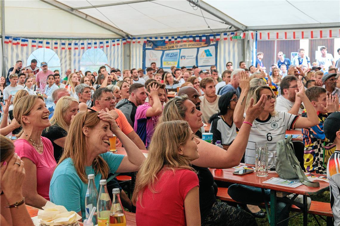 Auch in Murrhardt verfolgen die Fans das Spiel der Nationalmannschaft. 