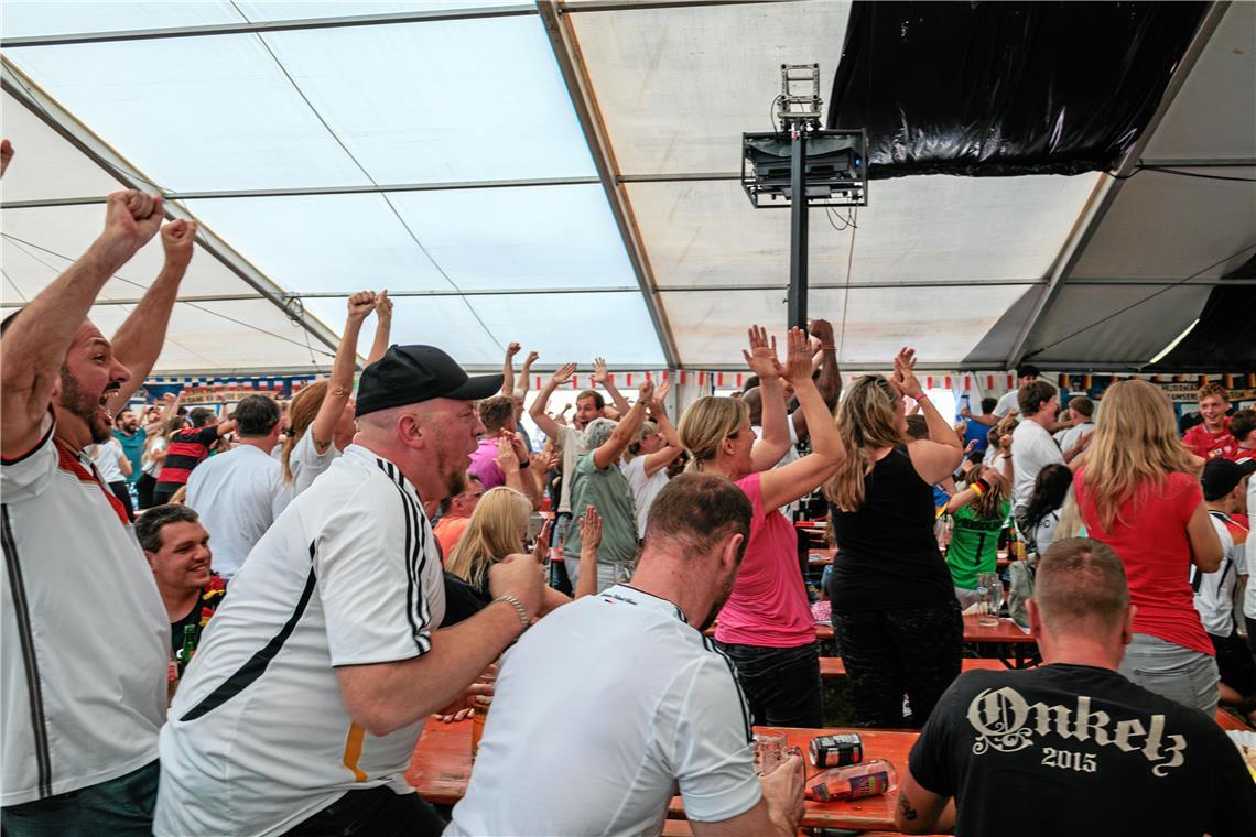 Auch in Murrhardt verfolgen die Fans das Spiel der Nationalmannschaft. 