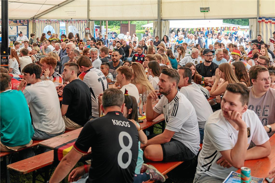 Auch in Murrhardt verfolgen die Fans das Spiel der Nationalmannschaft. 