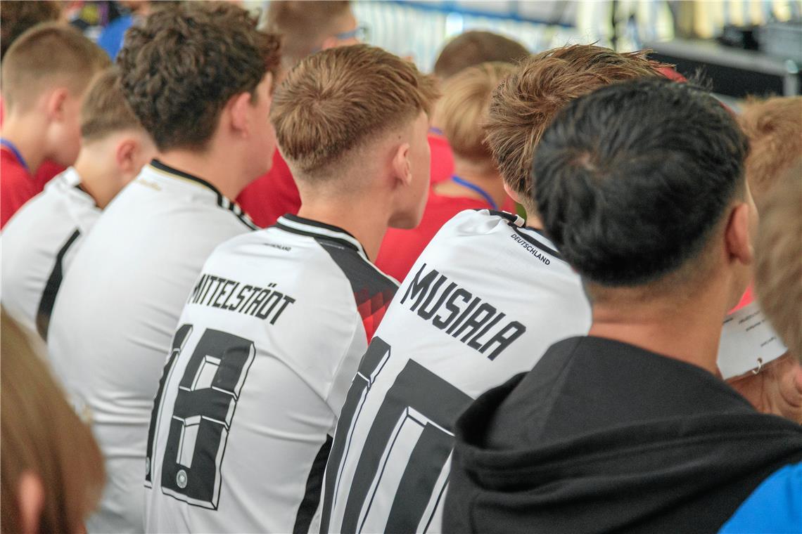 Auch in Murrhardt verfolgen die Fans das Spiel der Nationalmannschaft. 