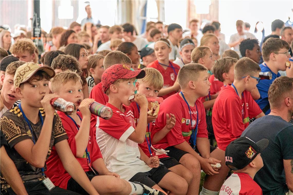 Auch in Murrhardt verfolgen die Fans das Spiel der Nationalmannschaft. 