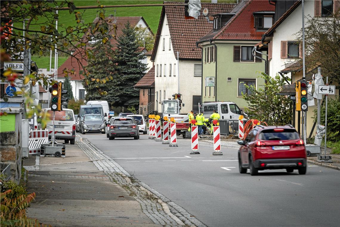 Auch in Sulzbach-Bartenbach ist aktuell die Ortsdurchfahrt halbseitig gesperrt, hier wird gerade Glasfaser verlegt. Foto: Alexander Becher