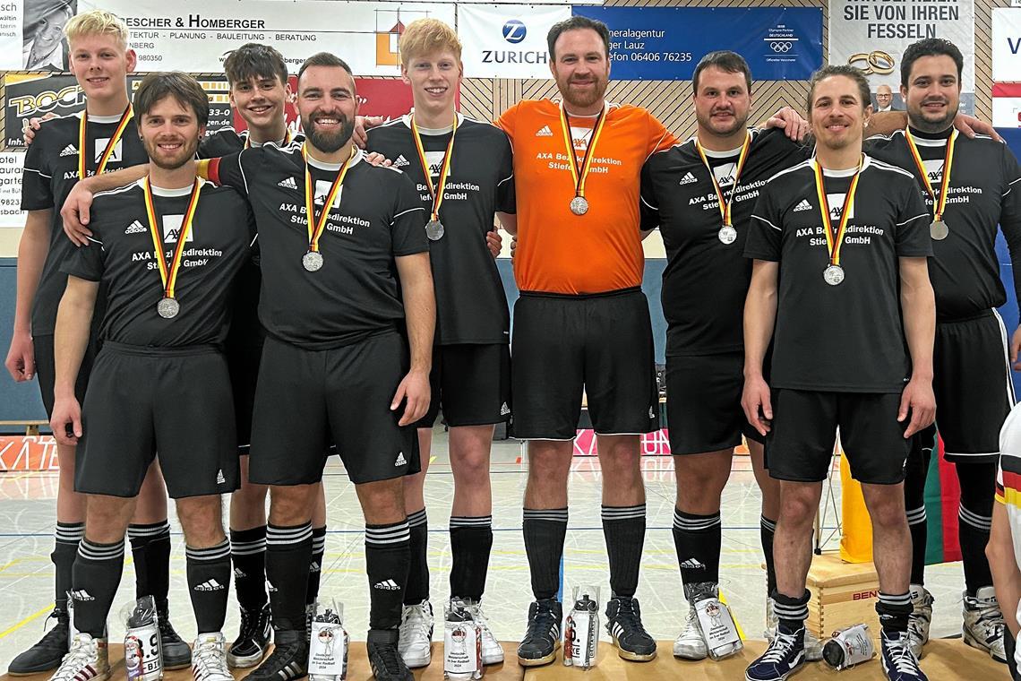 Auch mit der Silbermedaille wirken die RSV-Radballer nicht unzufrieden. Zur Vizemeisterschaft haben Moritz Völk, Andreas Bertsch, Mika Heckelmann, Björn Bootsmann, Philipp Völk, Markus Weller, Marcel Schüle, Martin Frey und David Piesch (von links) beigetragen. Foto: privat